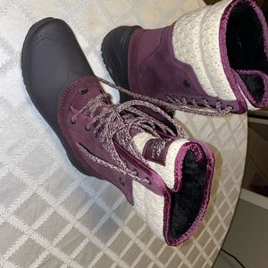 Size 7 north face burgundy boots. Only worn once, too snug on me.